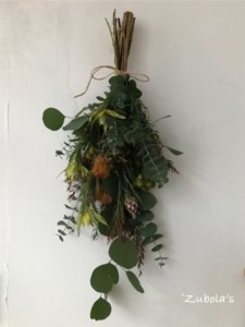 toshie fukuokaさんの「秋の花会」。植物に満たされ病みつきに…フォルモーサ、プルモサム、ポポラスベリー、銀世界（ユーカリ）、バーゼリア ガルベニ、リューカデンドロン ピサマルチ、メラレウカ レッドジェム、ノイバラのスワッグ