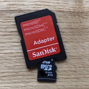 MicroSDカードとアダプター